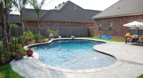 gunite-diving-pool-with-baja-shelf-diamond-brite-french-gray-plaster-slate-bull-nosed-coping-saltrock-finished-concrete-deck