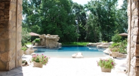 beach-entry-gunite-pool-with-vanishing-edge-rico-rock-spa-pebble-finish-flagstone-coping
