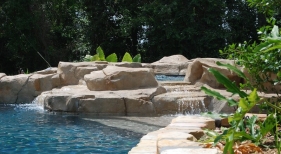 concrete-rico-rock-spa-with-pebble-finish-flagstone-coping