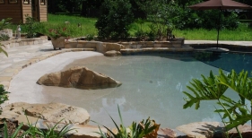 pebble-plaster-beach-entry-rico-rock-boulder-accents-flagstone-coping